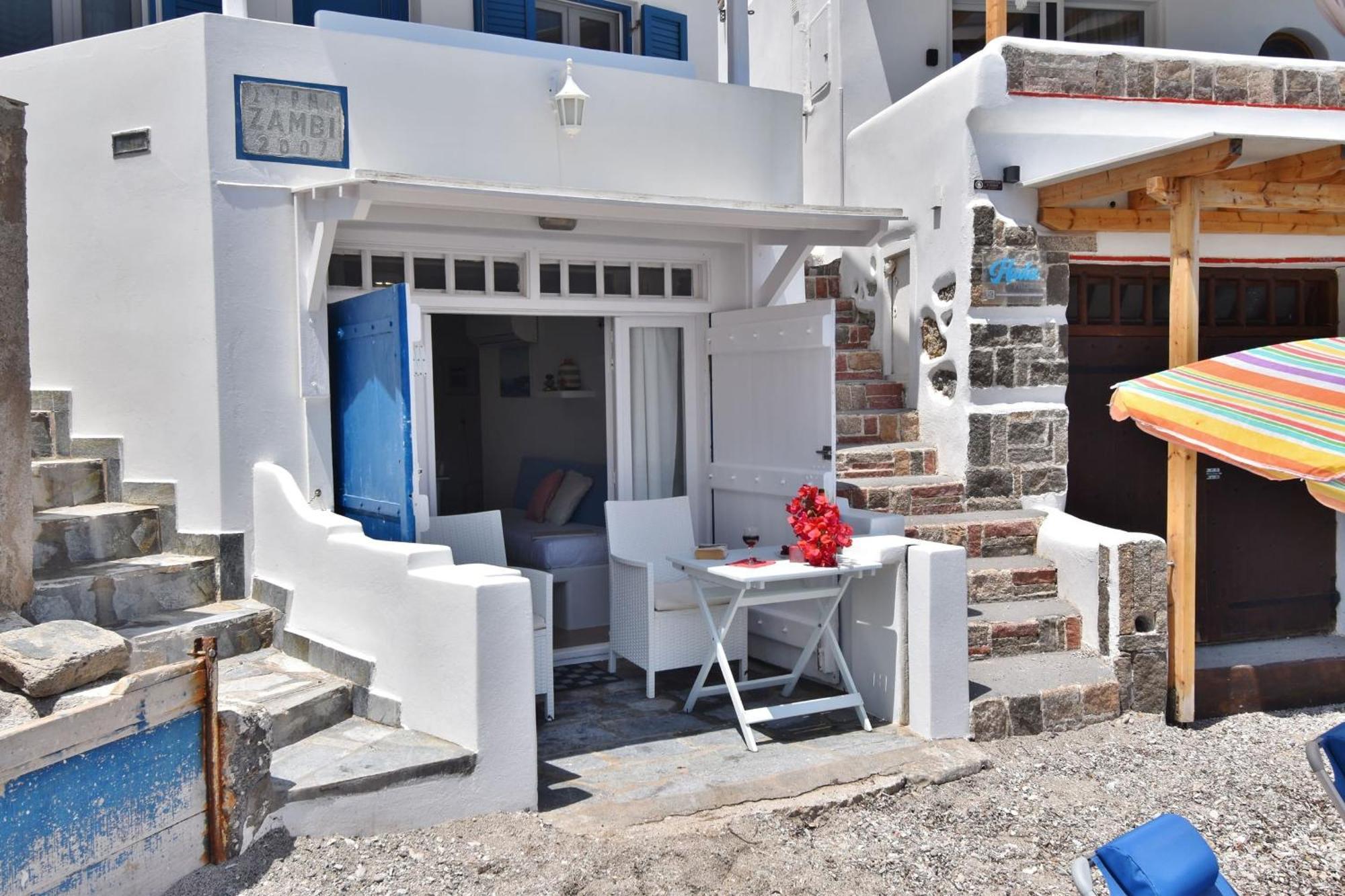 Blue Mare Apartments On The Beach Firopotamos الغرفة الصورة